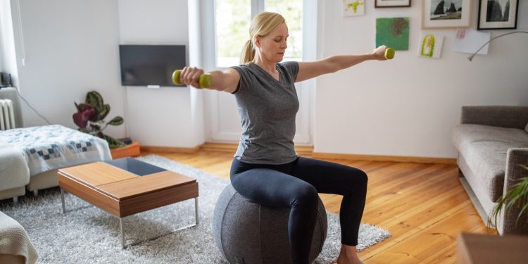 Puedes hacer este entrenamiento de cuerpo completo con mancuernas sentado