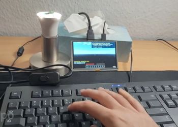 Este hacker de hardware convirtió una bombilla inteligente barata en un servidor completo de Minecraft y cambió lo que creemos que puede hacer el hardware