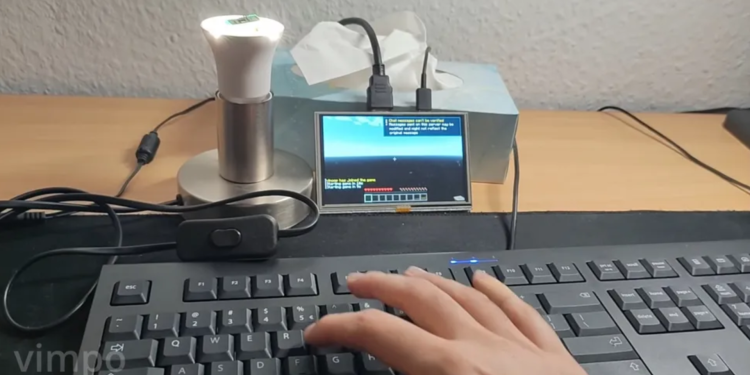 Este hacker de hardware convirtió una bombilla inteligente barata en un servidor completo de Minecraft y cambió lo que creemos que puede hacer el hardware