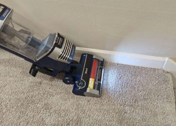 Revisión de Shark Stratos Upright AZ3002: una aspiradora sencilla con una succión potente