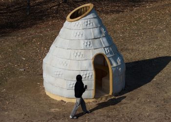 Yong Ju Lee cultiva un pabellón a partir de micelio mediante impresión 3D en Seúl