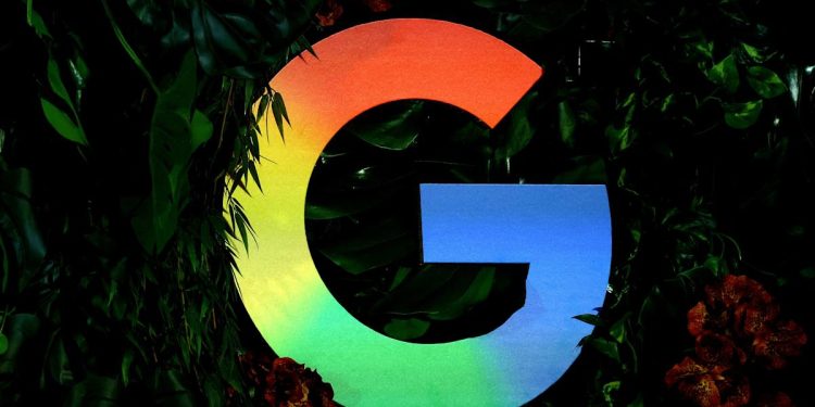 Google Discover está probando titulares generados por IA y no son buenos