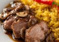 Lomo de cerdo en salsa de champiñones con arroz navideño