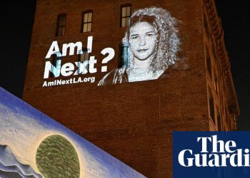 '¿Soy el siguiente?' arte de protesta en el centro de Los Ángeles pregunta audazmente quién está a salvo del ICE | Los Ángeles