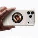Esta funda para tu iPhone incluye una pequeña pantalla trasera para verte mientras te haces 'selfies' fácilmente