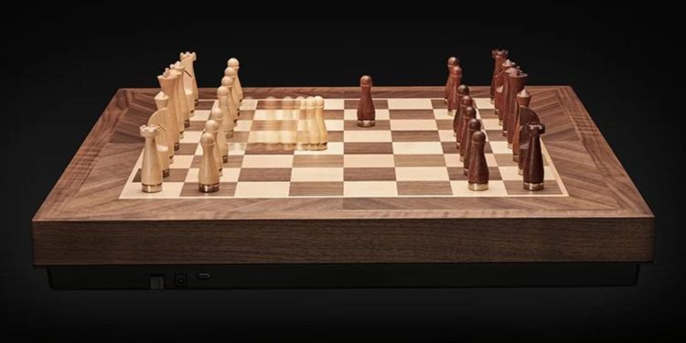 permite jugar en solitario o contra rivales de Chess.com