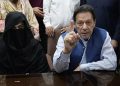 El ex primer ministro paquistaní Imran Khan y su esposa condenados a 17 años de prisión