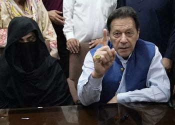 El ex primer ministro paquistaní Imran Khan y su esposa condenados a 17 años de prisión