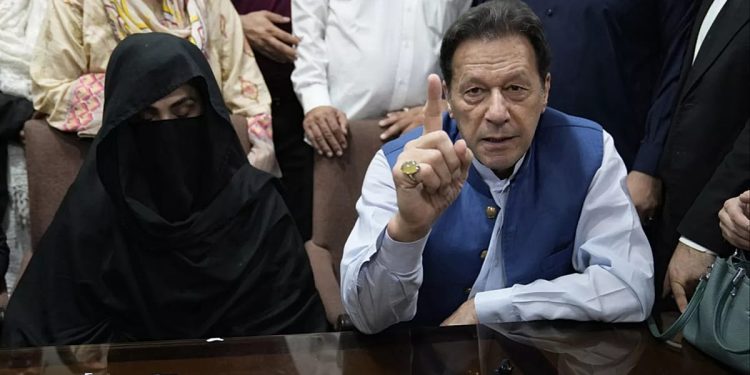 El ex primer ministro paquistaní Imran Khan y su esposa condenados a 17 años de prisión
