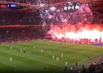 Video. Momento en que los fuegos artificiales obligan a suspender el partido del Ajax en Ámsterdam
