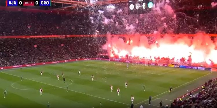 Video. Momento en que los fuegos artificiales obligan a suspender el partido del Ajax en Ámsterdam