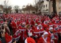 Video. Cientos de Papá Noel corren por Michendorf, Alemania, en la carrera navideña anual