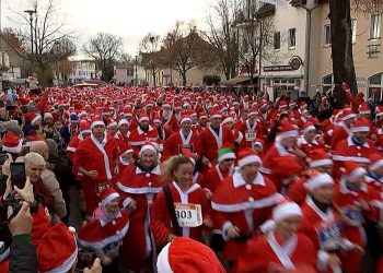 Video. Cientos de Papá Noel corren por Michendorf, Alemania, en la carrera navideña anual