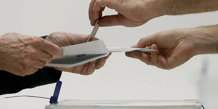 Extremadura vota en elecciones anticipadas y el PP busca la mayoría absoluta