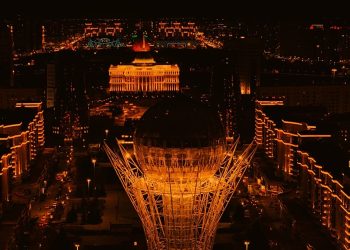 Ciudades de Kazajstán se iluminaron de naranja para crear conciencia sobre la violencia contra las mujeres
