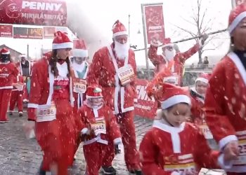 Video. Las calles de Budapest se llenan de corredores para la Santa Run