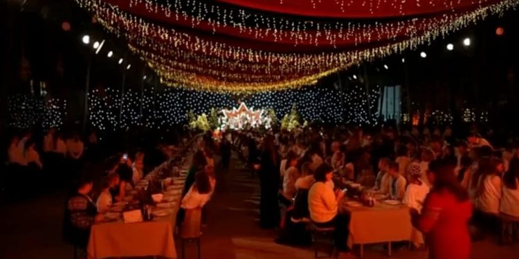 Video. Familias ucranianas organizan una cena de Navidad para niños desplazados en Kyiv