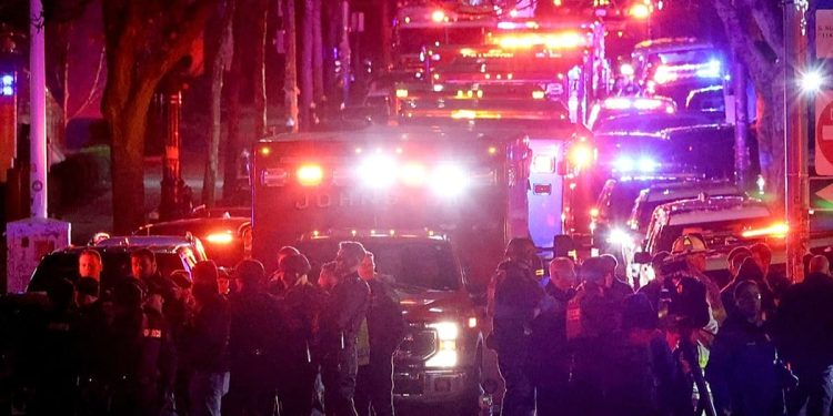 La búsqueda del sospechoso continúa después de que un tirador de la Universidad de Brown matara a dos personas e hiriera a otras nueve