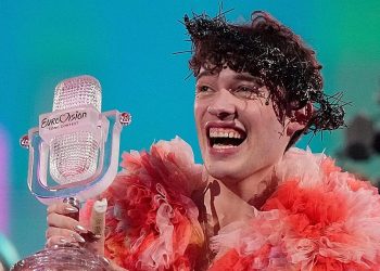 El campeón suizo de Eurovisión, Nemo, devuelve el trofeo de ganador para protestar por la inclusión de Israel