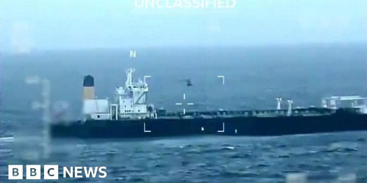 Estados Unidos confisca barco en aguas internacionales frente a la costa de Venezuela, dicen funcionarios