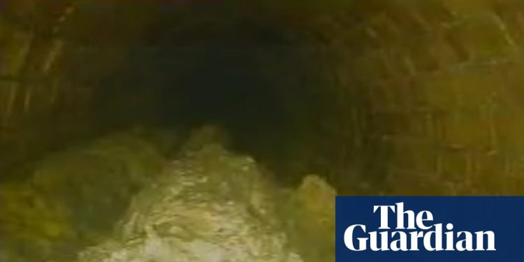 Fatberg de 100 toneladas descubierto en una alcantarilla del este de Londres | Londres