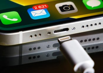 Mi iPhone había dejado de cargar y ya estaba llamando al servicio técnico cuando descubrí el fallo: polvo en el puerto