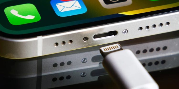 Mi iPhone había dejado de cargar y ya estaba llamando al servicio técnico cuando descubrí el fallo: polvo en el puerto