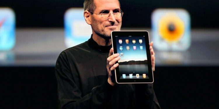 Steve Jobs no esperaba que el iPad se asociase a la «higiene femenina». Eso y las carencias técnicas le costaron 800 correos de quejas