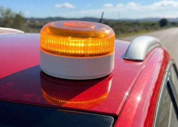 La DGT retira varias balizas V16 que ya estaban homologadas. Así he comprobado en segundos desde mi iPhone si la mía sigue siendo válida