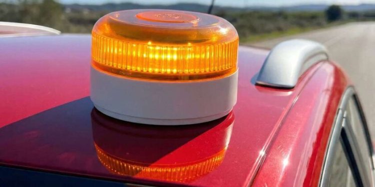 La DGT retira varias balizas V16 que ya estaban homologadas. Así he comprobado en segundos desde mi iPhone si la mía sigue siendo válida