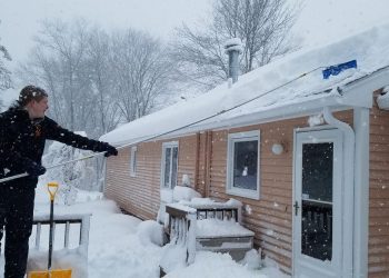 Cuando nieva, rastrilla el techo. Tu casa te lo agradecerá