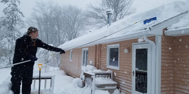 Cuando nieva, rastrilla el techo. Tu casa te lo agradecerá