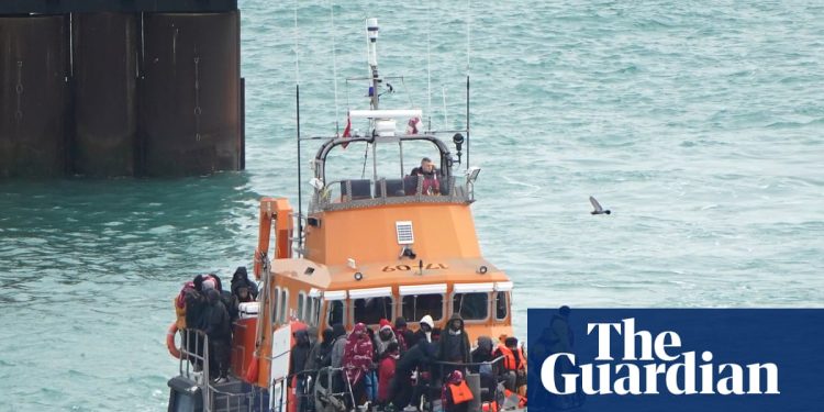 Más de 800 personas cruzan el Canal de la Mancha en pateras, batiendo récord de diciembre | Inmigración y asilo