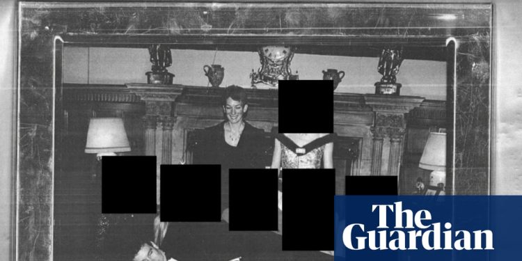 Los archivos de Epstein parecen mostrar al ex príncipe Andrew acostado en el regazo observado por Ghislaine Maxwell | noticias del reino unido