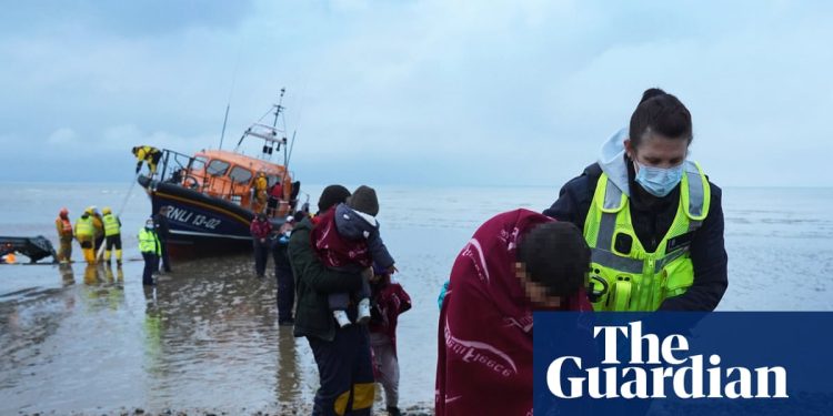 Los niños que llegan al Reino Unido en embarcaciones pequeñas se enfrentan a búsquedas bucales con tarjetas SIM | Inmigración y asilo