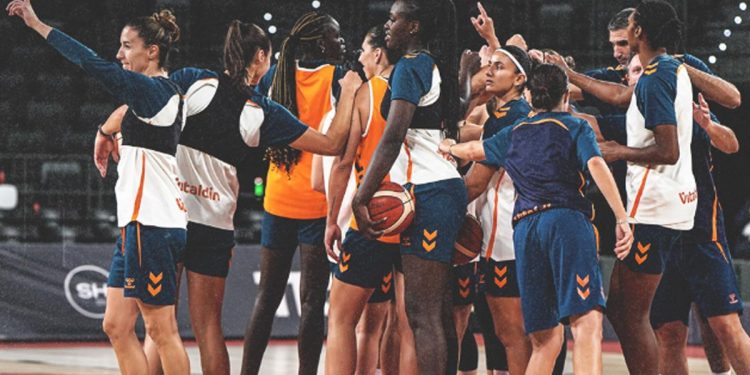 Entrenamiento a puertas abiertas y firmas de autógrafos a los aficionados.