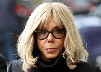 Brigitte Macron califica de «connes de ventas» de los militantes de #NousToutes para intervenir en un espectáculo de Ary Abittan