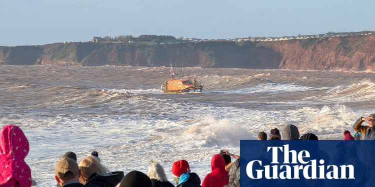 Se teme que dos hombres desaparezcan en el mar frente a la playa de Devon el día de Navidad | noticias del reino unido