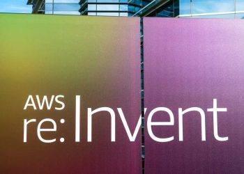 AWS Transform ahora admite la modernización agente de código personalizado