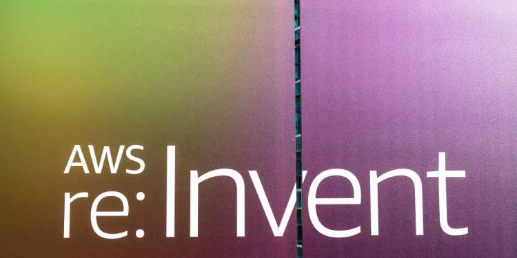 AWS Transform ahora admite la modernización agente de código personalizado