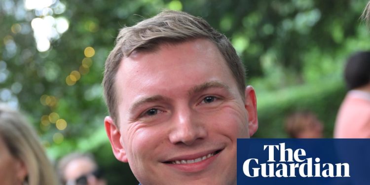 Un asistente clave de Nigel Farage era el líder del sindicato de apuestas del multimillonario de la Premier League, según la demanda | Nigel Farage