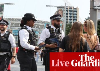 Las víctimas de delitos sexuales se enfrentan a una «lotería de códigos postales» con la policía, dice el ministro del Interior – Política del Reino Unido en directo | Política