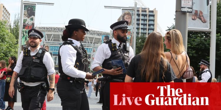 Las víctimas de delitos sexuales se enfrentan a una «lotería de códigos postales» con la policía, dice el ministro del Interior – Política del Reino Unido en directo | Política