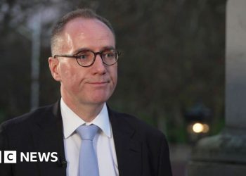 El presidente de la OBR, Richard Hughes, dimite por error de publicación del día del presupuesto