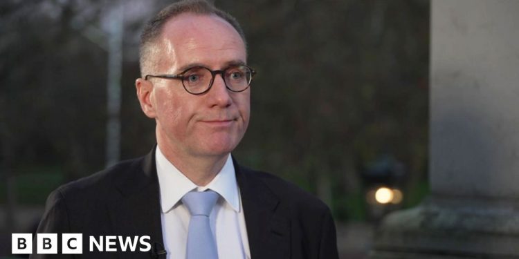 El presidente de la OBR, Richard Hughes, dimite por error de publicación del día del presupuesto