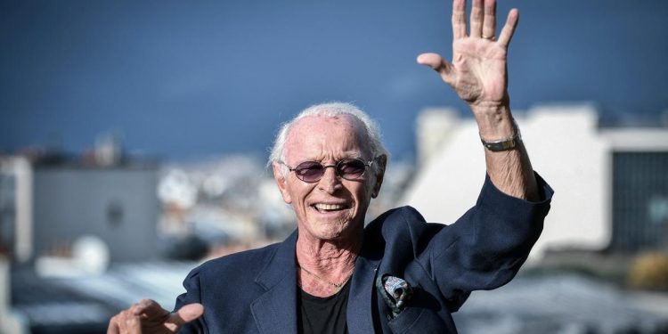 Emmanuel Macron honra al Elíseo Jacques Revaux, el compositor que hizo «cantar el país»