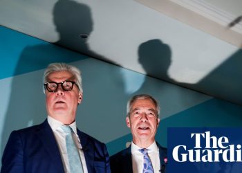 Farage esquiva a la prensa mientras presenta al primer par de Reform tras la deserción del conservador | Reforma del Reino Unido