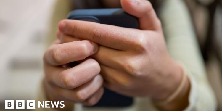 Reino Unido prohibirá las aplicaciones de 'nudificación' de IA deepfake