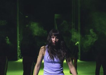 Irene Escolar triunfa con el retrato humano y descarnado de un yonqui en 'Personas, lugares y cosas'