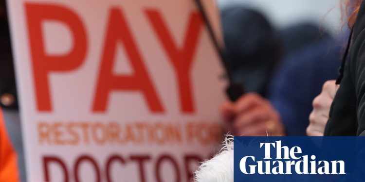 Médicos residentes en Inglaterra inician cinco días de huelga | doctores